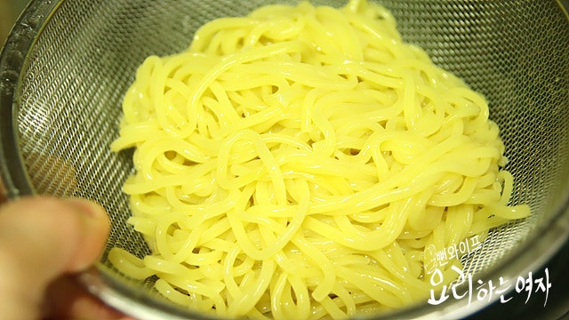 麺をゆでる — 手順の写真
