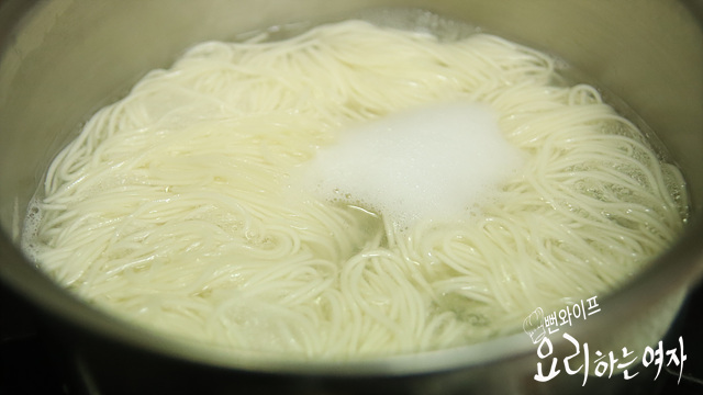 Boil the thin wheat noodles — step photo 1