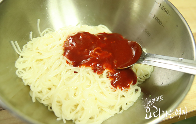 Toss with the sauce — step photo 1