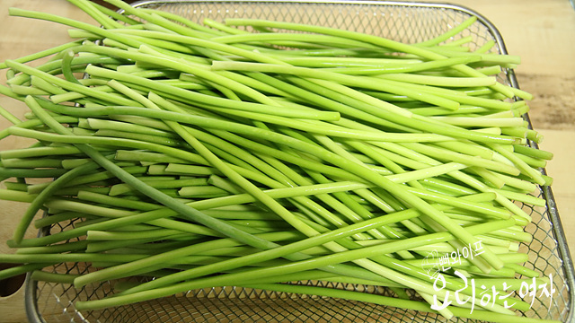 Prepare the garlic scapes — step photo 1