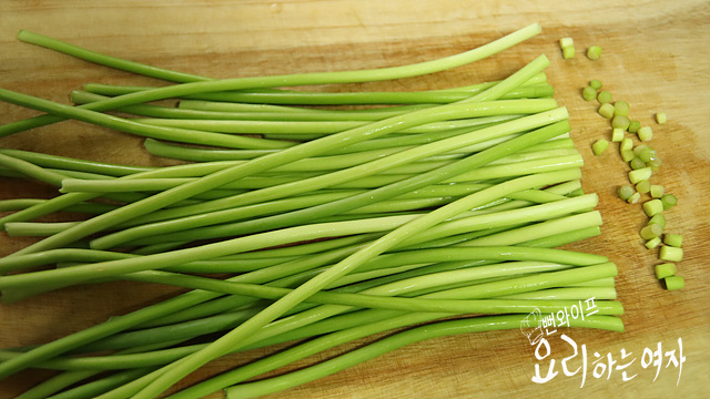 Prepare the garlic scapes — step photo 2