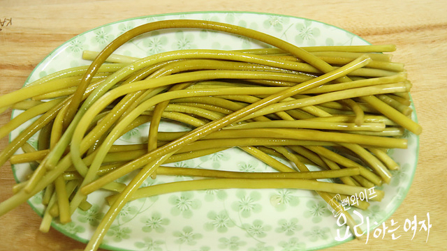 Season fermented garlic scapes — step photo 1