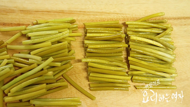 Season fermented garlic scapes — step photo 2