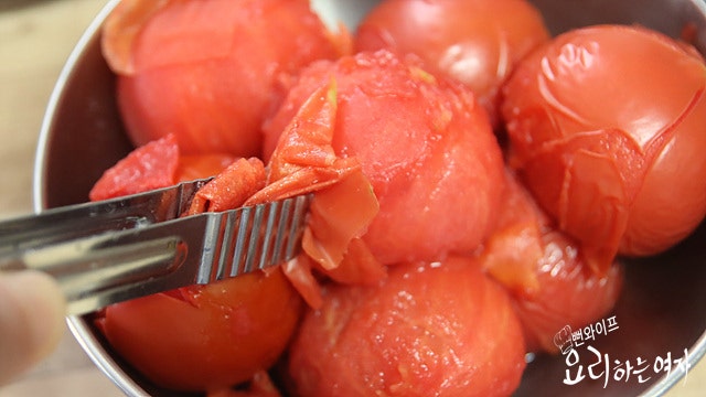 Peel the tomatoes — step photo 1