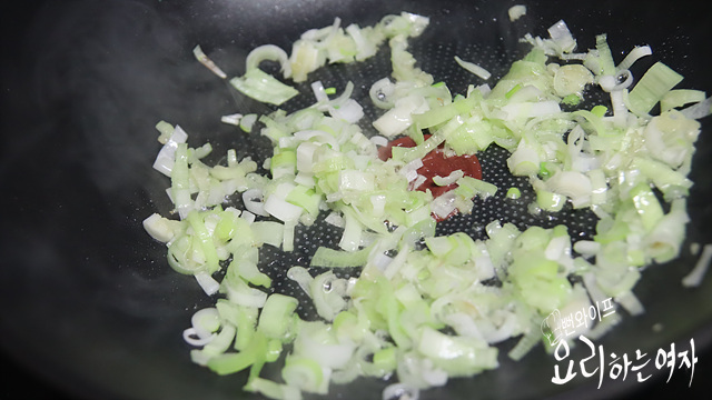 Stir-fry the pork in green onion oil — step photo 1