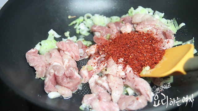 Stir-fry the pork in green onion oil — step photo 2