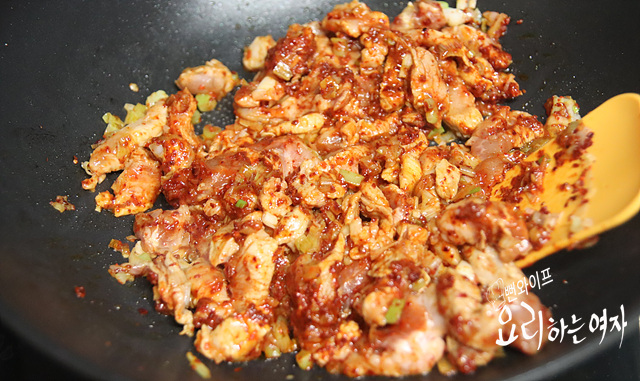 Stir-fry the pork in green onion oil — step photo