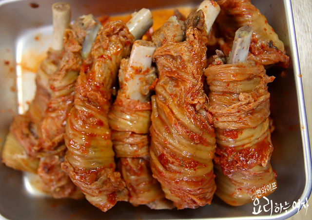 Wrap the ribs in kimchi — step photo