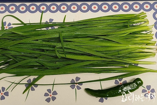 Make the garlic chive sauce (buchu jjabak-i) — step photo 1