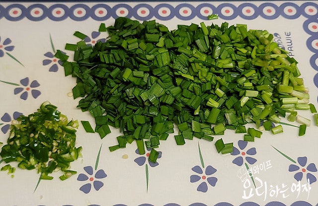 Make the garlic chive sauce (buchu jjabak-i) — step photo 2