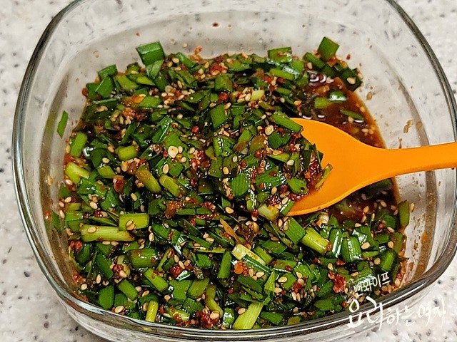 Make the garlic chive sauce (buchu jjabak-i) — step photo 2