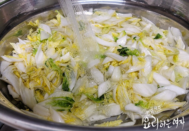 Rinse the salted cabbage — step photo 1