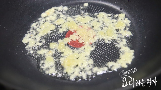 Make the garlic chili oil — step photo 1