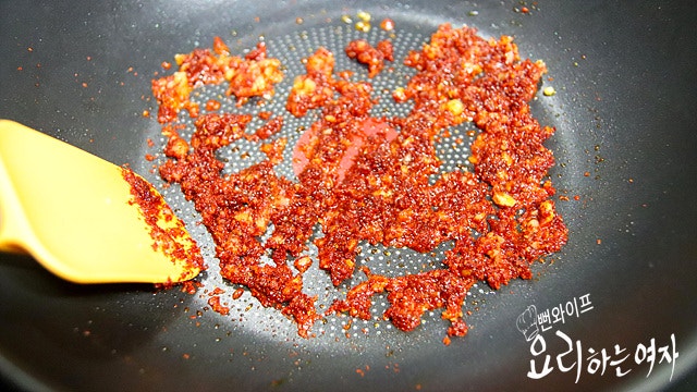 Make the garlic chili oil — step photo