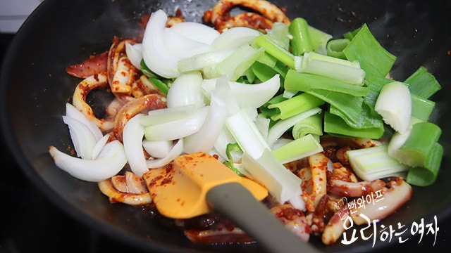 Stir-fry the ingredients — step photo 2