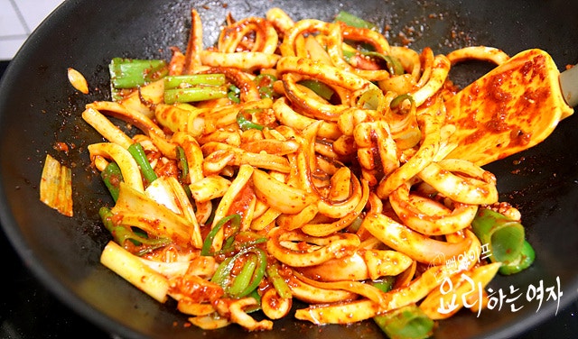 Stir-fry the ingredients — step photo