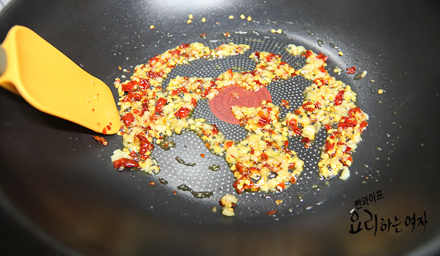 Infuse the oil with garlic and chili — step photo