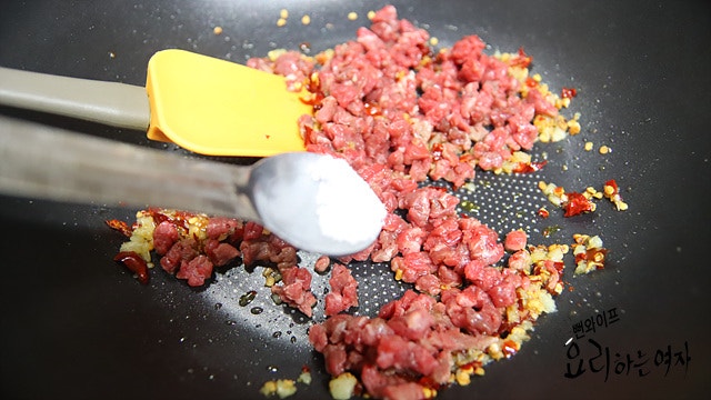 Add the ingredients and stir-fry — step photo 1