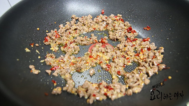 Add the ingredients and stir-fry — step photo 2