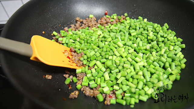 Add the ingredients and stir-fry — step photo 1