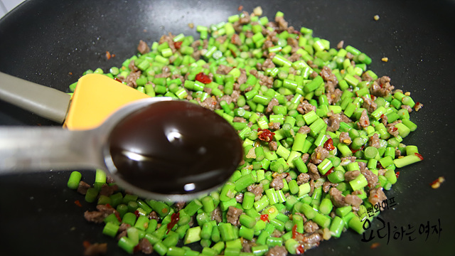 Add the ingredients and stir-fry — step photo 2