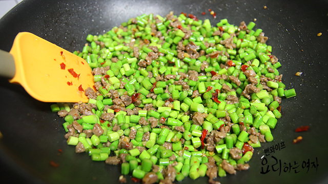 Add the ingredients and stir-fry — step photo