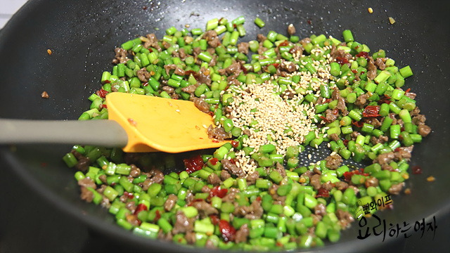 Add the ingredients and stir-fry — step photo 1