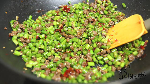 Add the ingredients and stir-fry — step photo 2