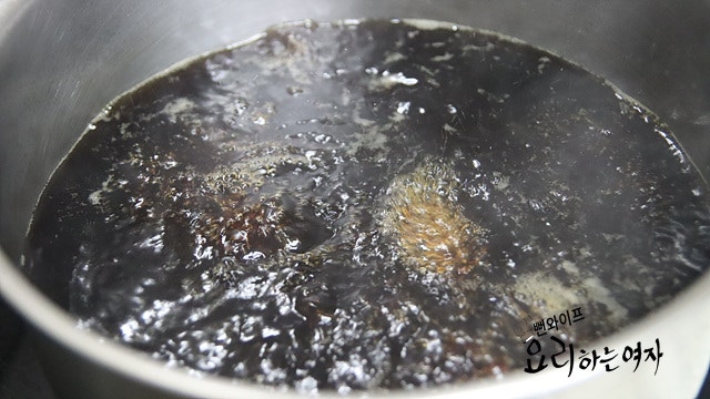 Pour the soy sauce brine — step photo 1