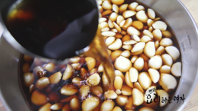 Pour the soy sauce brine — step photo 2