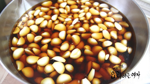 Pour the soy sauce brine — step photo 1