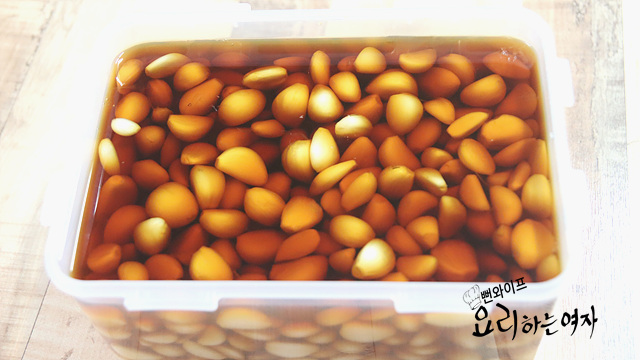 Pour the soy sauce brine — step photo