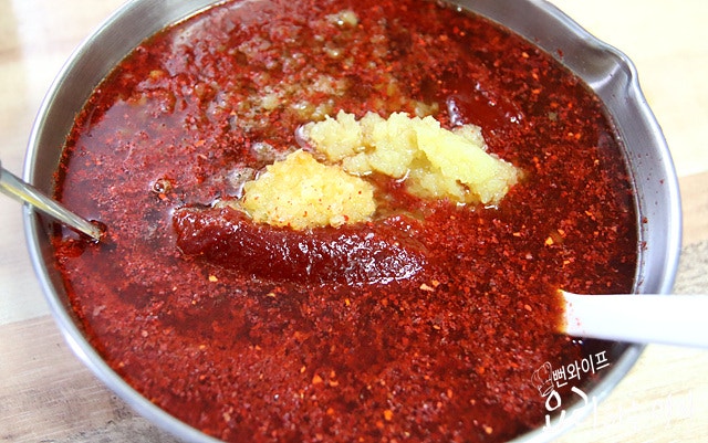 Make the bibim guksu sauce — step photo 1