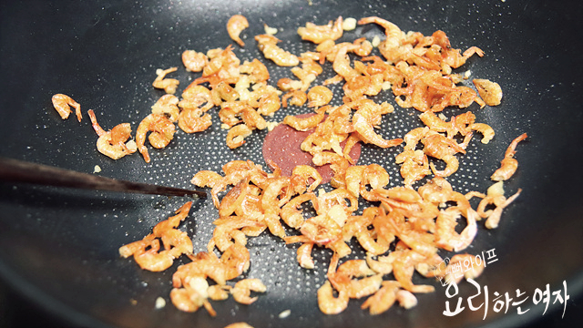 Toast the dried shrimp until crisp — step photo