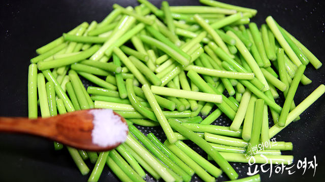 Stir-fry the garlic scapes — step photo