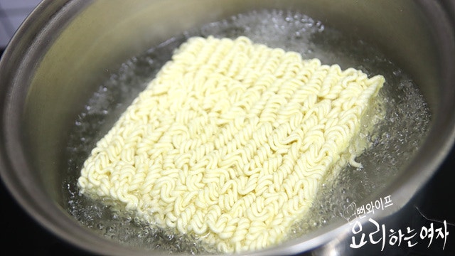 ラーメンをゆでる — 手順の写真 1