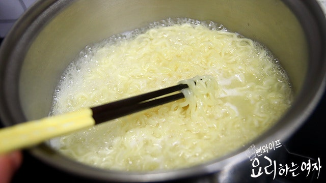 ラーメンをゆでる — 手順の写真 2