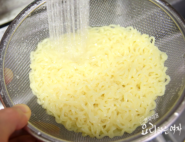 ラーメンをゆでる — 手順の写真