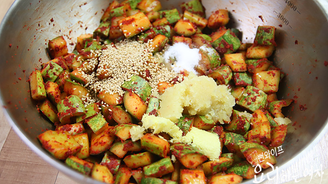 Toss with seasonings — step photo 1
