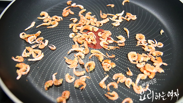 Toast dried shrimp and slice ingredients — step photo 1