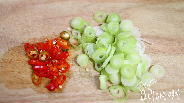 Toast dried shrimp and slice ingredients — step photo 2
