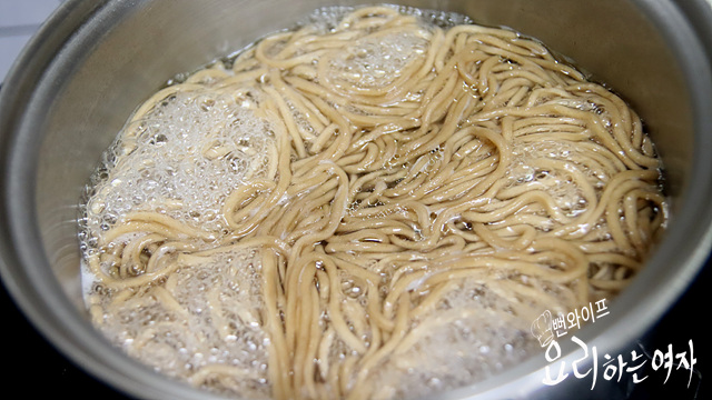 Boil the buckwheat noodles — step photo 1