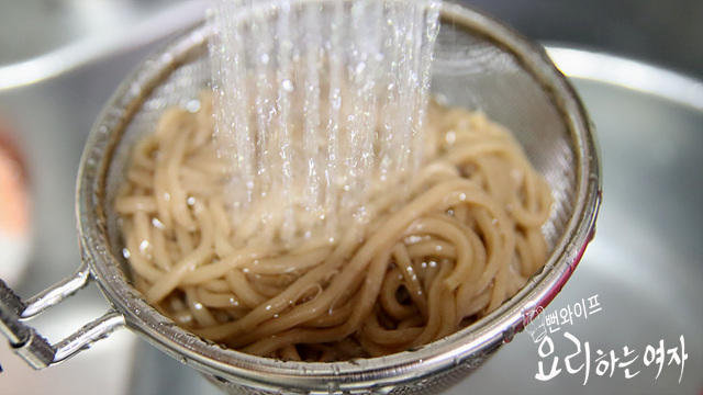 Boil the buckwheat noodles — step photo 2