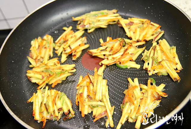 Pan-fry the pancakes — step photo 2