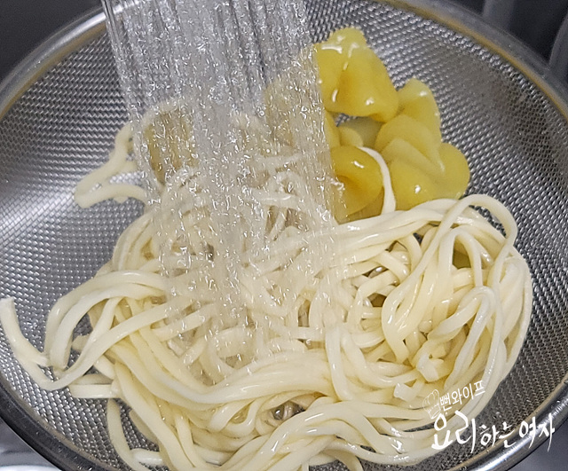 カルグクスの打ち粉を落とす — 手順の写真