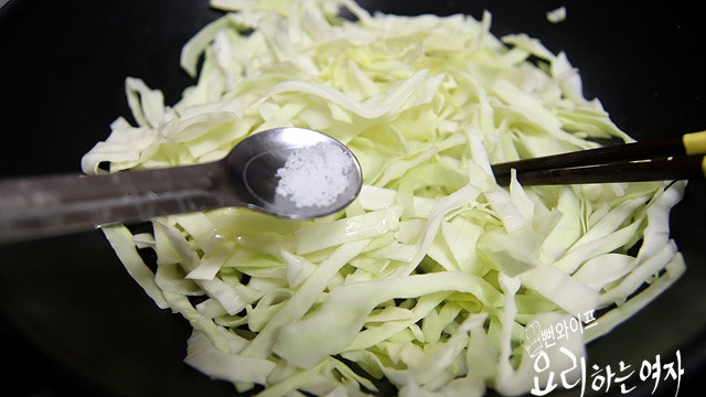 Stir-fry the ingredients — step photo 1
