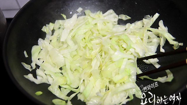 Stir-fry the ingredients — step photo 2