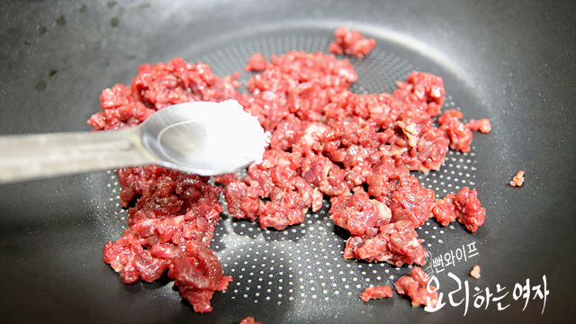 Stir-fry the ingredients — step photo 1