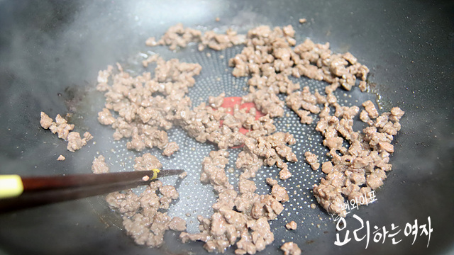 Stir-fry the ingredients — step photo 2