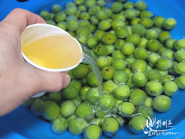 Wash the plums — step photo